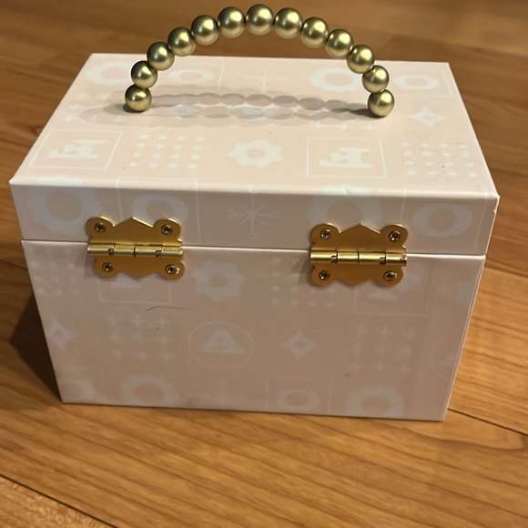 Little girl jewelry box. FAO Schwarz pink accessory jewelry box - Picture 5 of 6